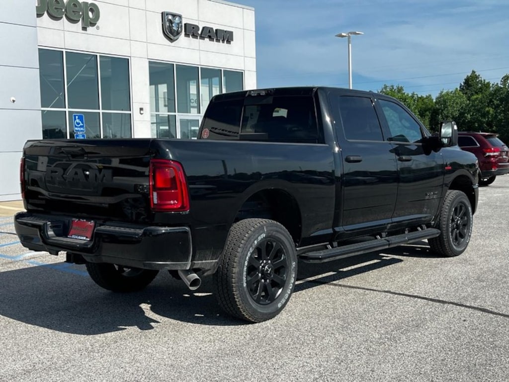 New 2025 Ram 2500 BIG HORN CREW CAB 4X4 6'4 BOX Pickup
