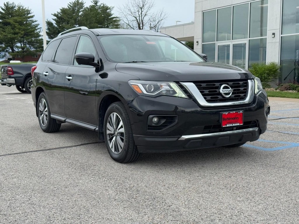 Used 2017 Nissan Pathfinder SL with VIN 5N1DR2MN5HC681450 for sale in Troy, MO