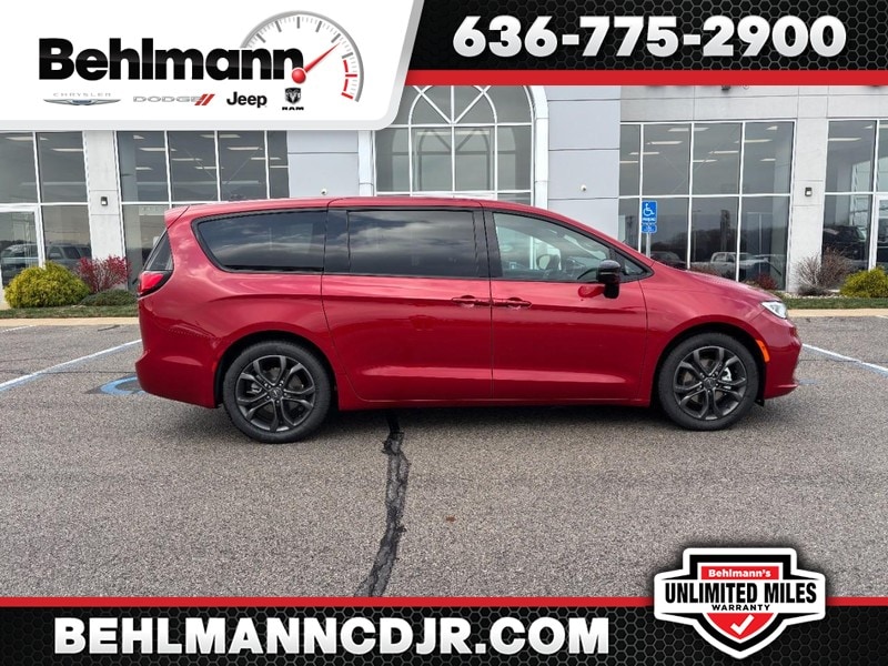 2026 Chrysler Pacifica Select's photo