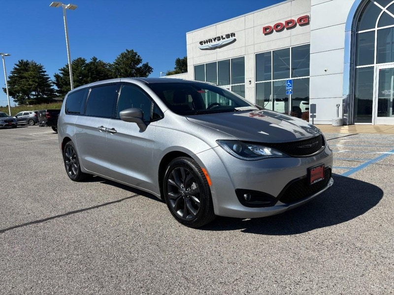 Used 2019 Chrysler Pacifica Touring Plus with VIN 2C4RC1FG4KR741849 for sale in Troy, MO