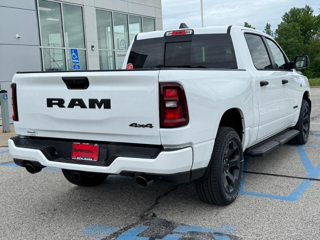 New 2026 Ram 1500 EXPRESS CREW CAB 4X4 5'7 BOX Pickup