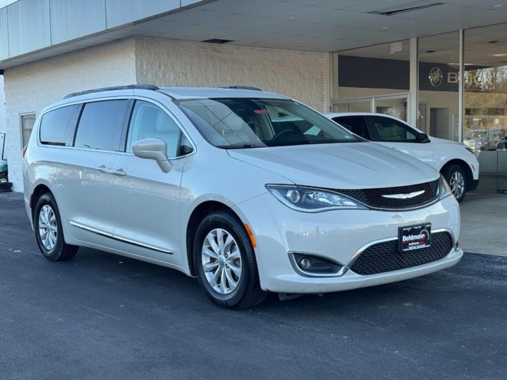 Used 2017 Chrysler Pacifica Touring-L Van