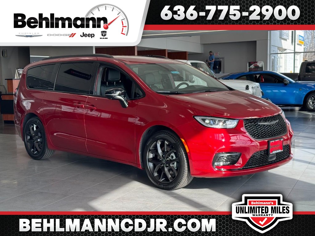 2026 Chrysler Pacifica Select's photo