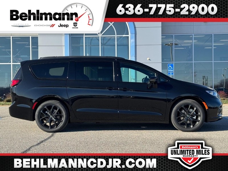 2026 Chrysler Pacifica Select's photo