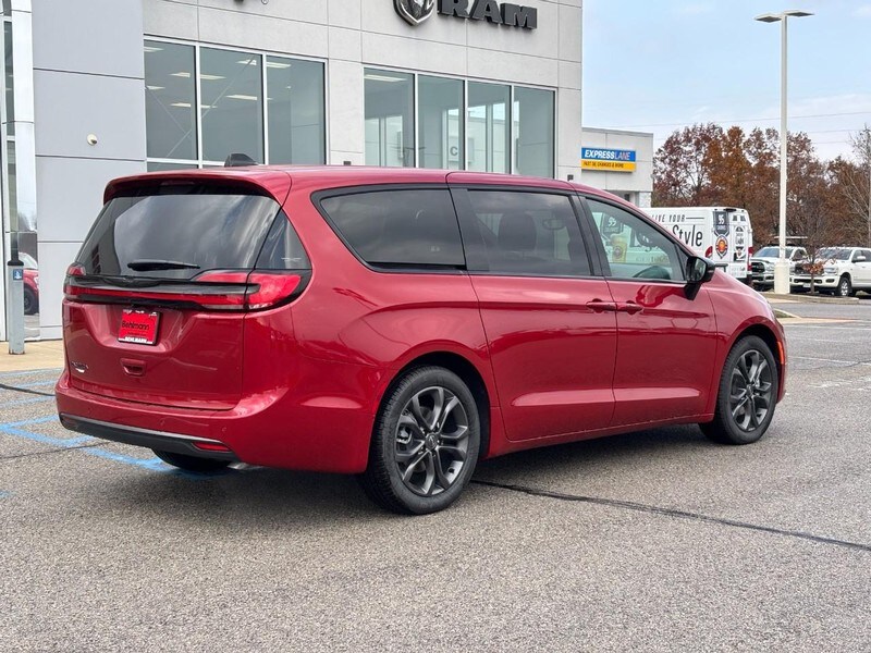 2026 Chrysler Pacifica photo 2