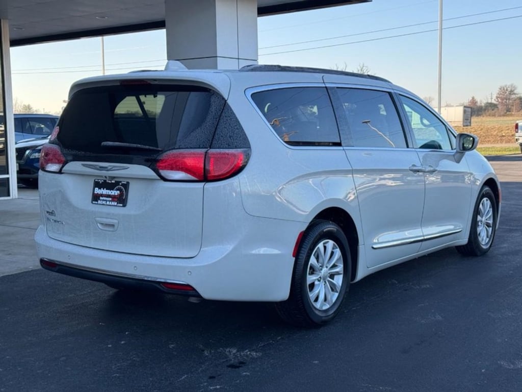 Used 2017 Chrysler Pacifica Touring-L Van