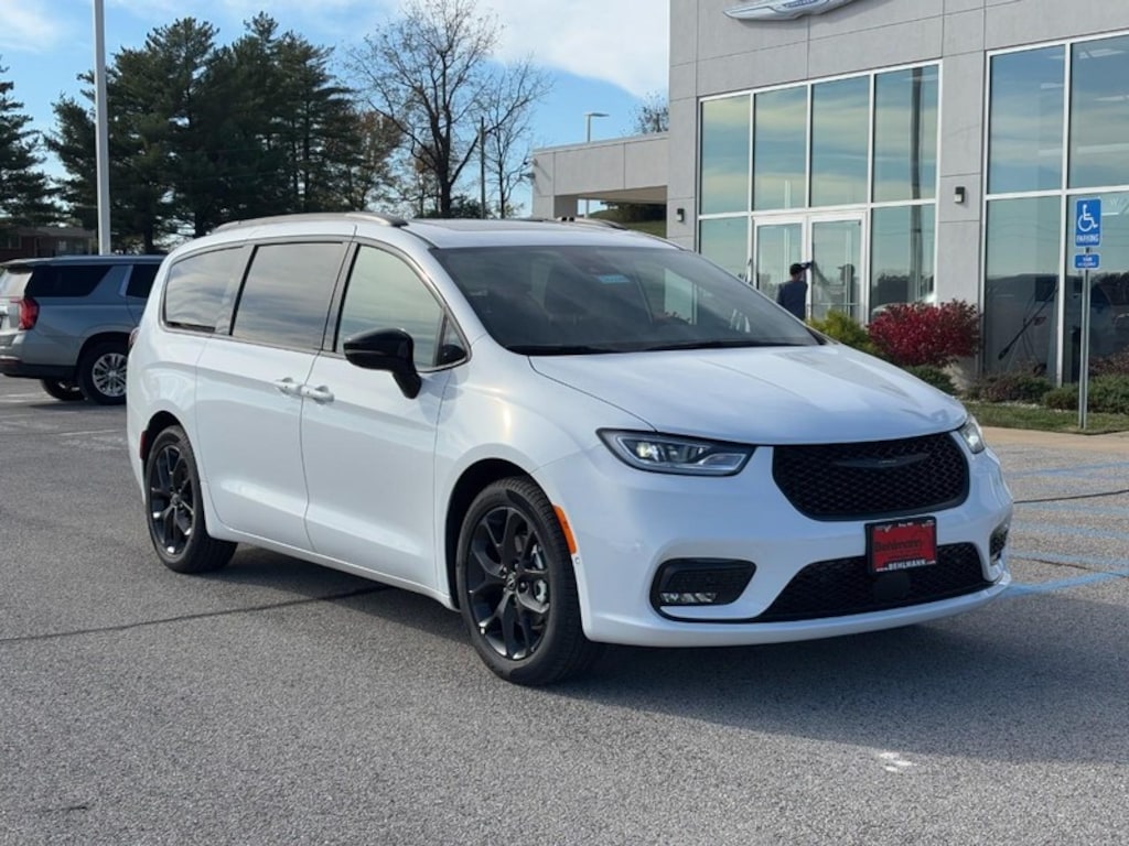 New 2026 Chrysler Pacifica LIMITED Passenger Van