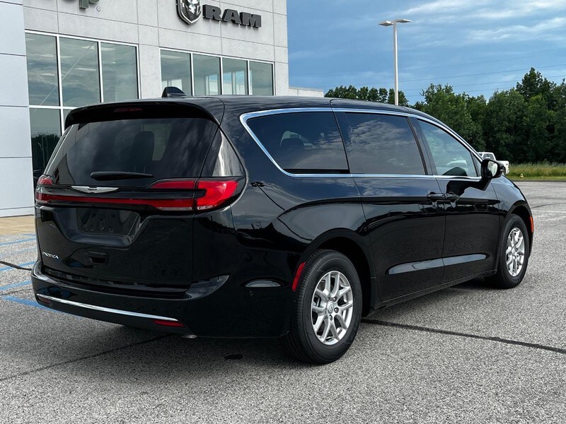 2025 Chrysler Pacifica photo 3