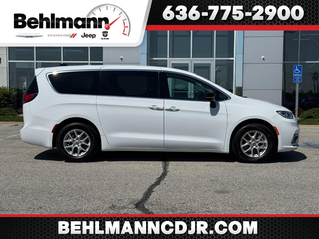 2024 Chrysler Pacifica Touring L's photo
