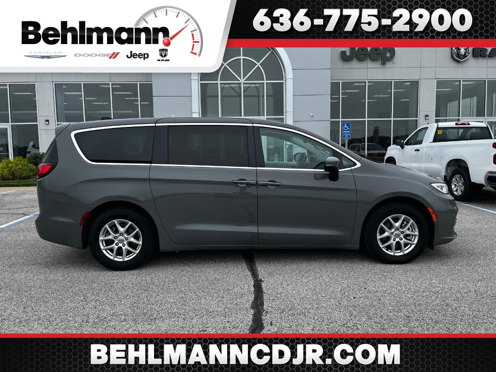 2023 Chrysler Pacifica Touring L's photo