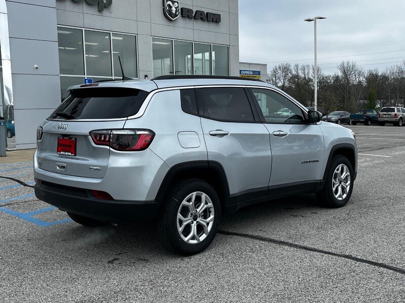 2025 Jeep Compass Latitude photo 3