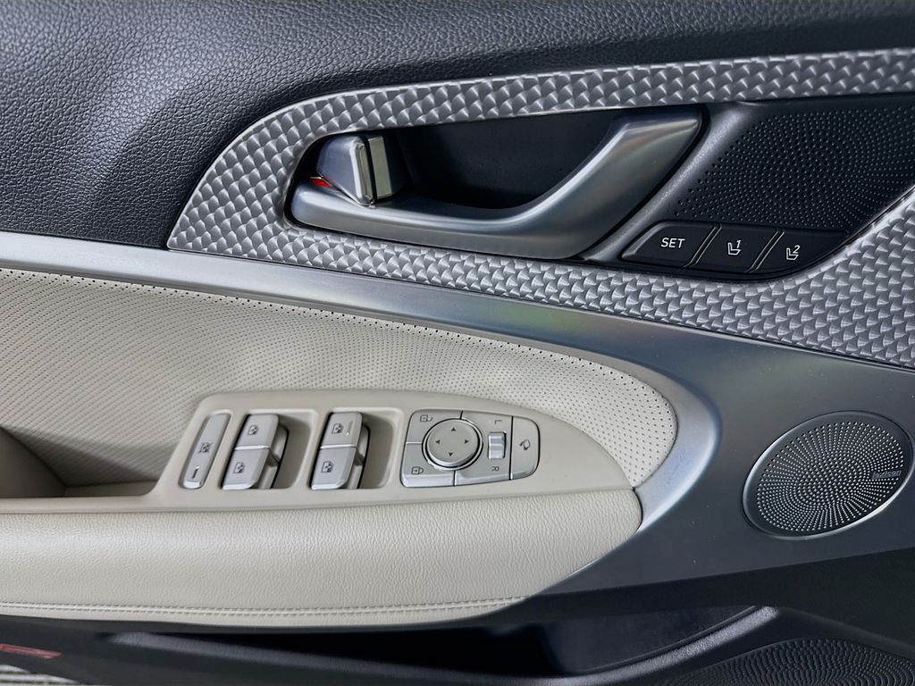 2023 GENESIS G70 Standard - Photo 24