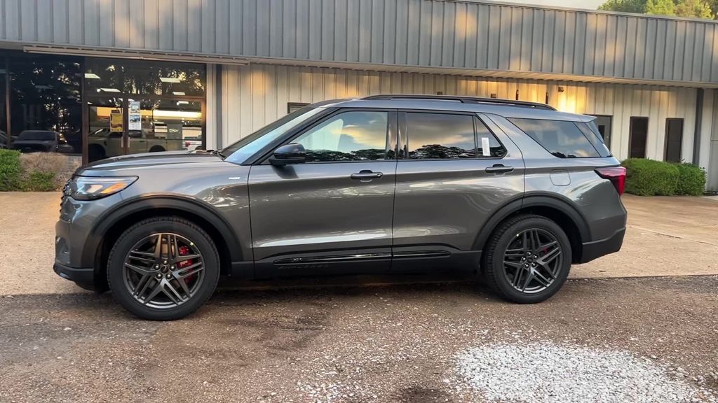 2025 Ford Explorer ST-Line photo 3