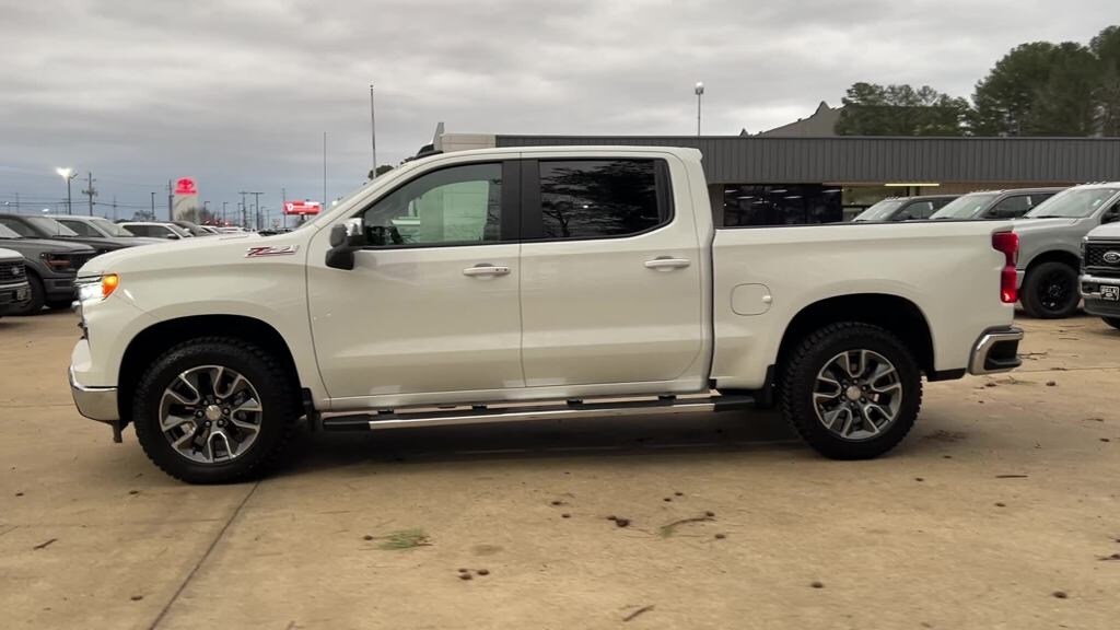 2023 Chevrolet Silverado 1500 LT photo 3