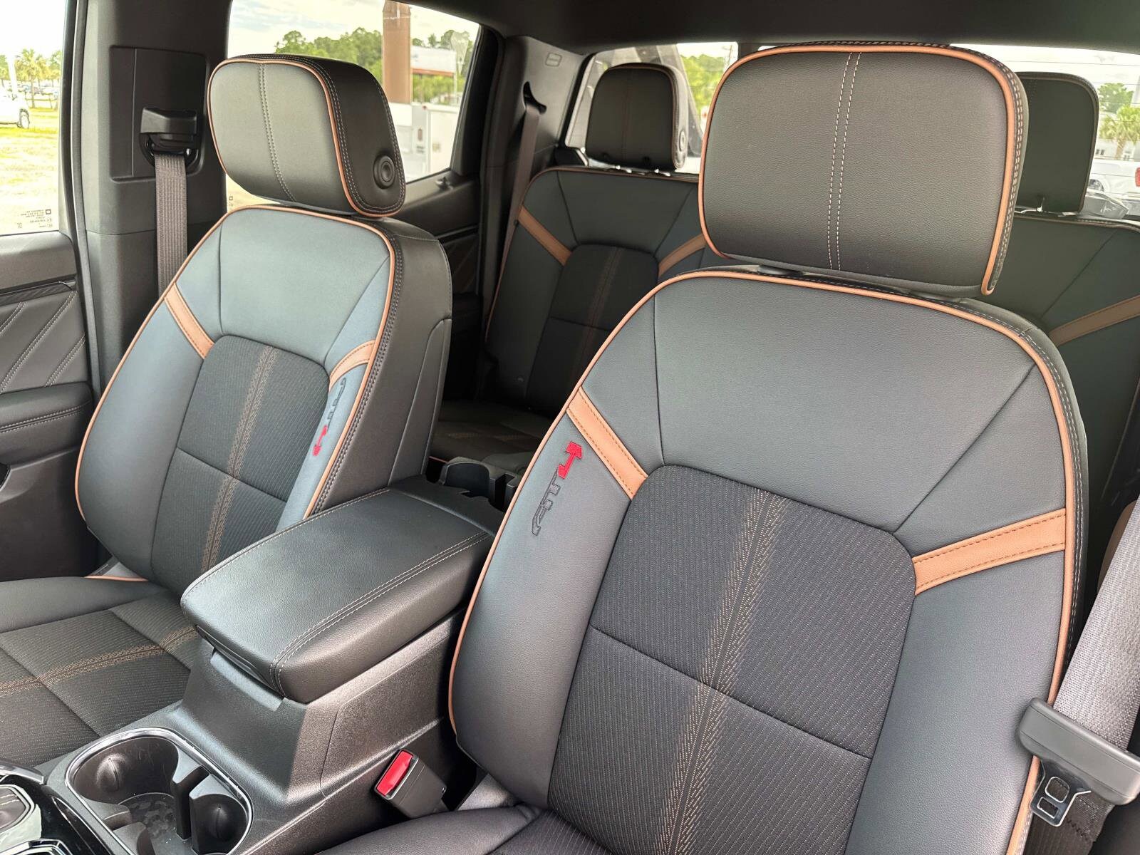 2025 GMC Canyon AT4 - Photo 25
