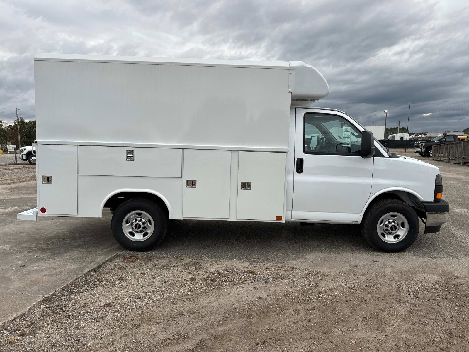 2024 Gmc Savana Cutaway 3500 photo 2