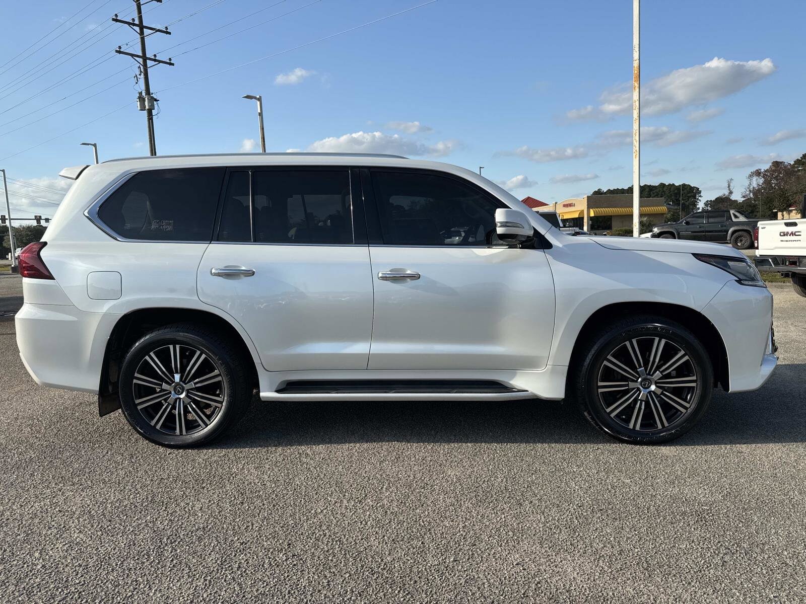 2018 Lexus LX 570 photo 2