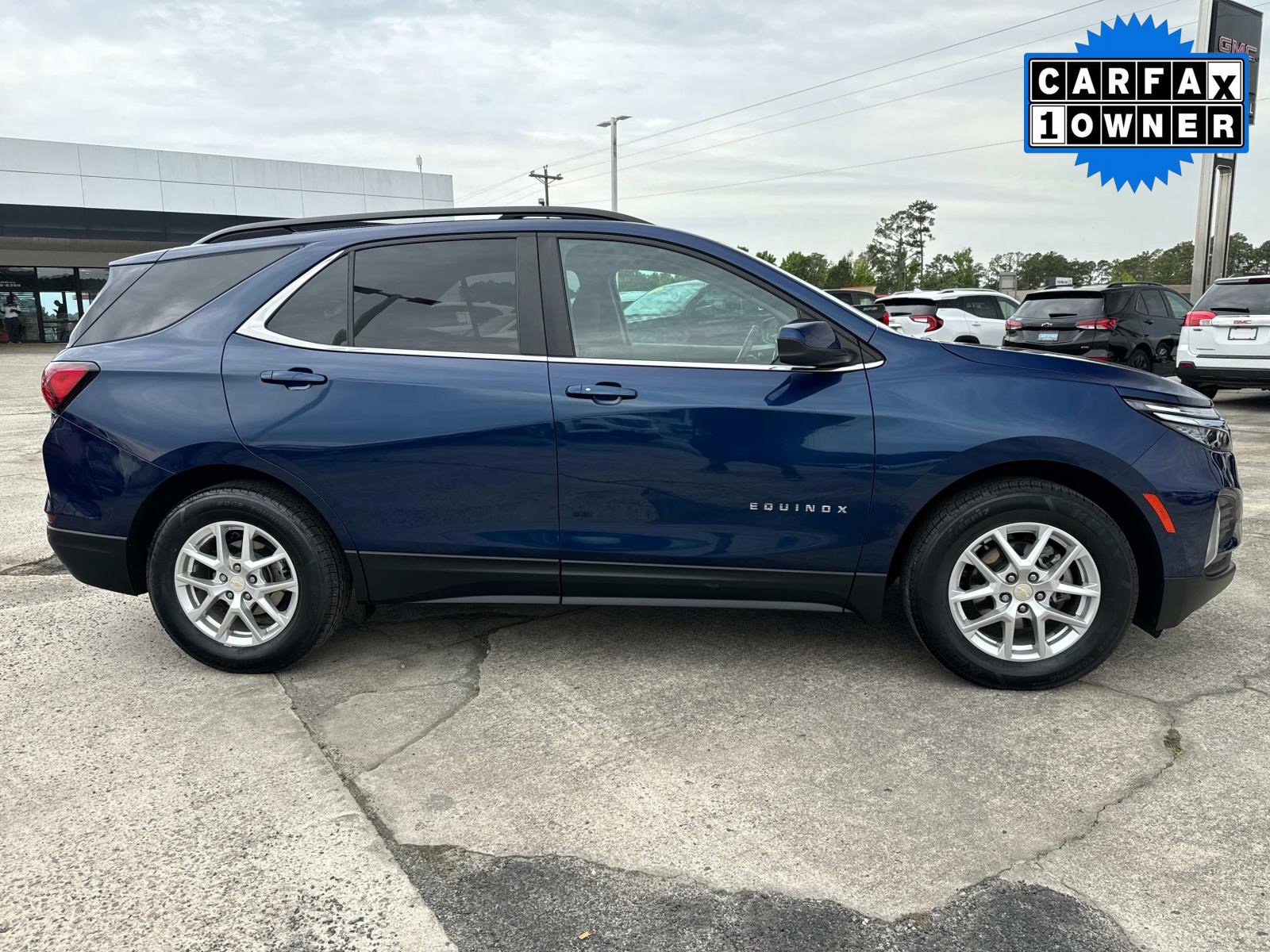 2022 Chevrolet Equinox LT photo 2