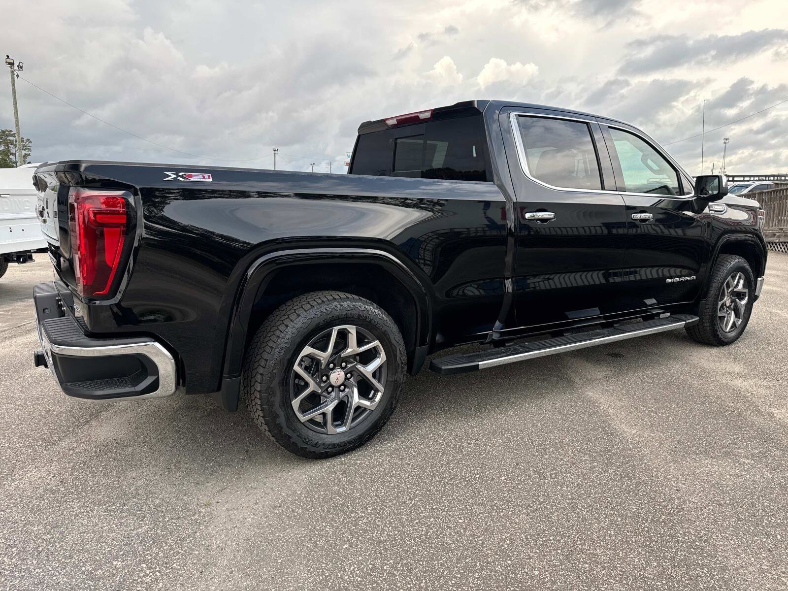 2025 Gmc Sierra 1500 SLT photo 3