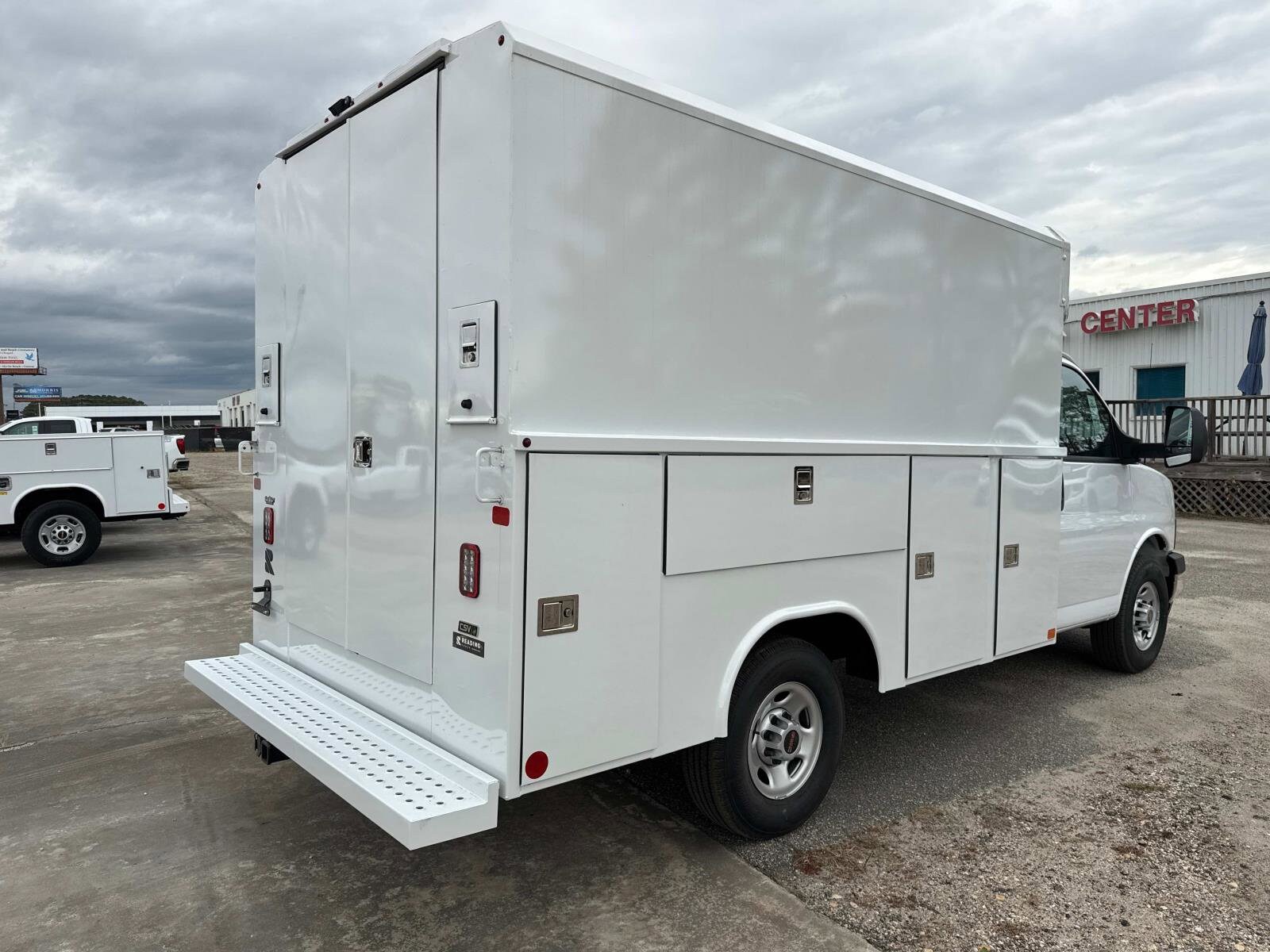 2024 Gmc Savana Cutaway 3500 photo 3
