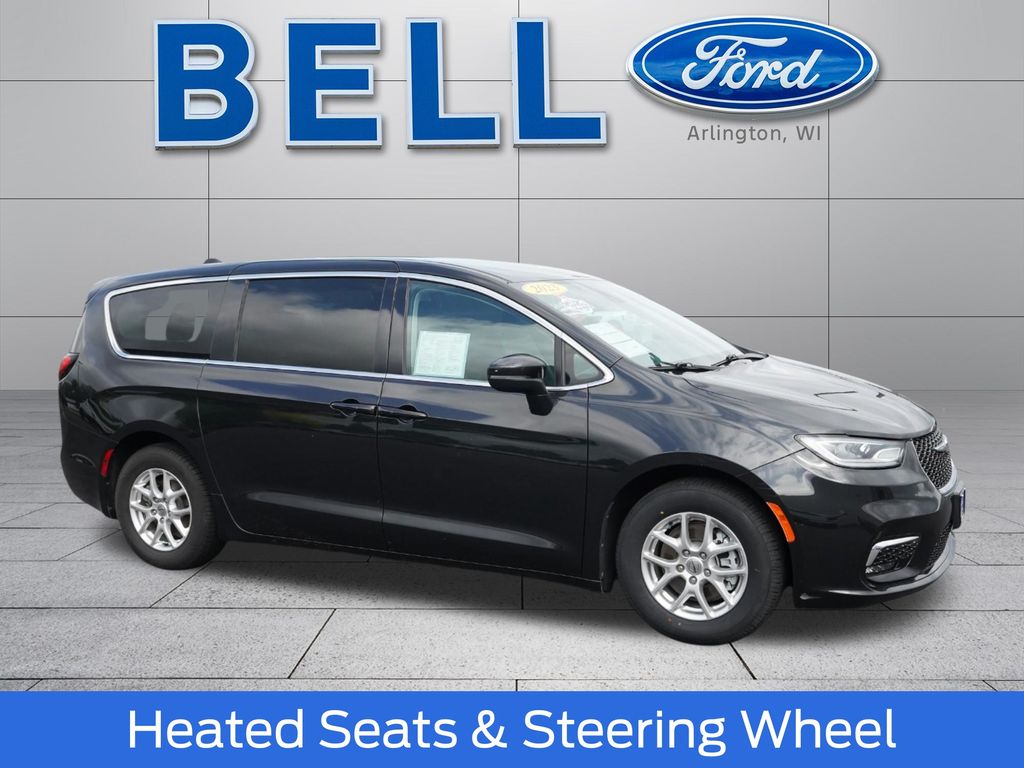 2023 Chrysler Pacifica Touring L's photo