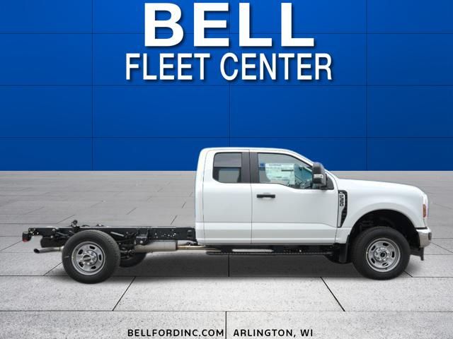 2025 Ford F-350 Super Duty Chassis Cab XL - Photo 9