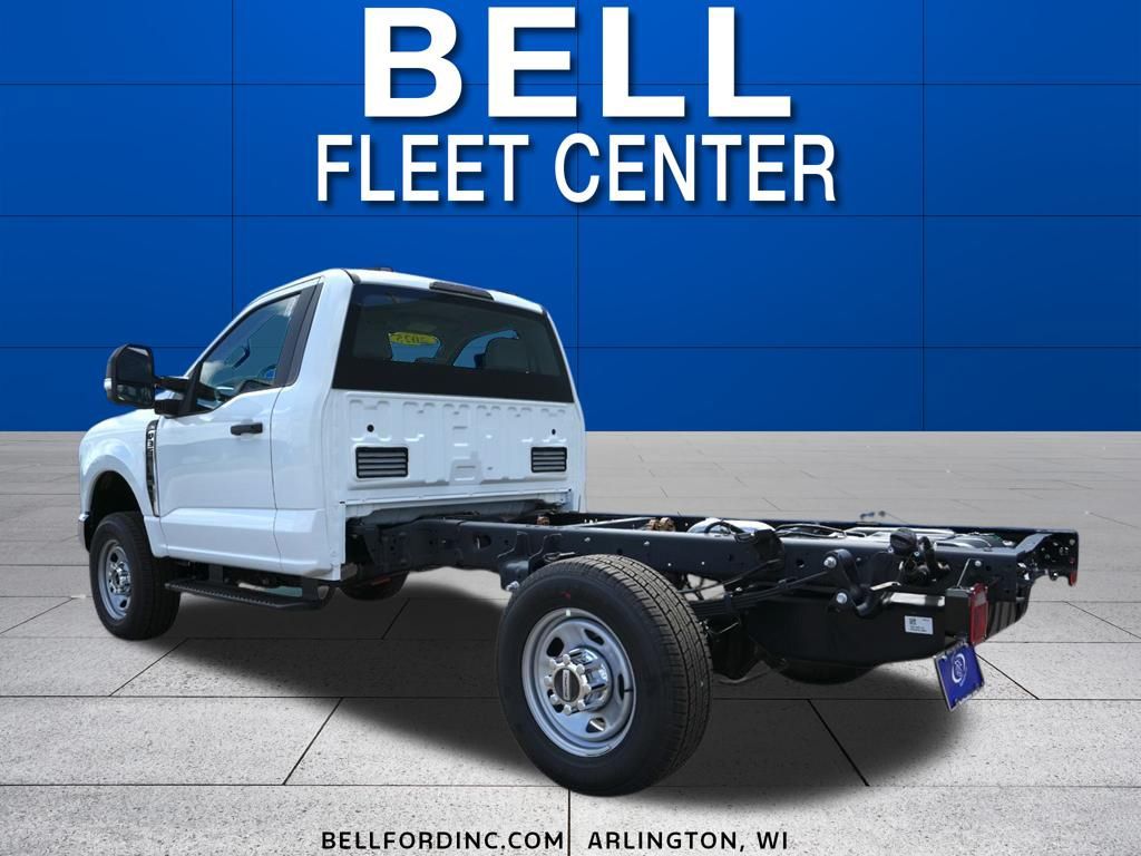 2025 Ford F-350 Super Duty Chassis Cab XLT - Photo 11
