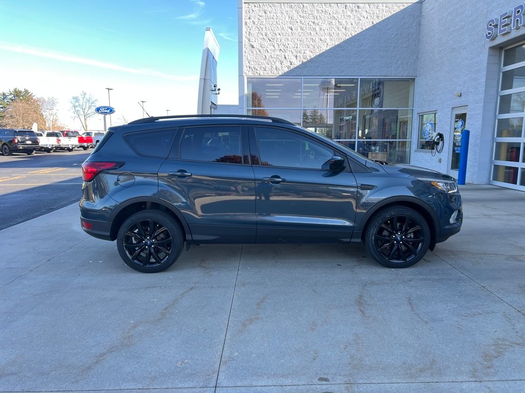 Used 2019 Ford Escape SE with VIN 1FMCU9GD4KUB97325 for sale in Arlington, WI