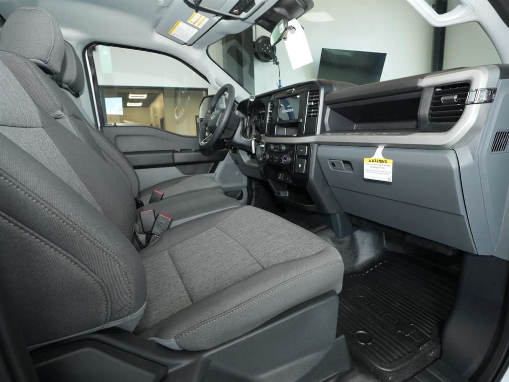 2025 Ford F-350 Super Duty Chassis Cab XLT - Photo 17