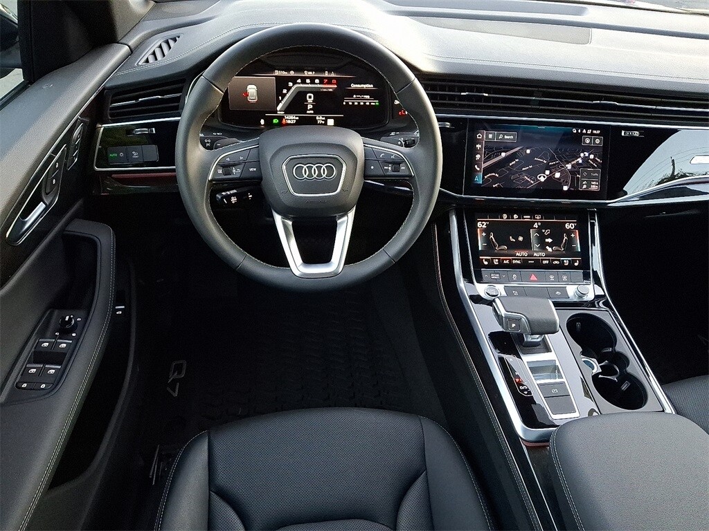 2025 Audi Q8 55 Premium Plus photo 3