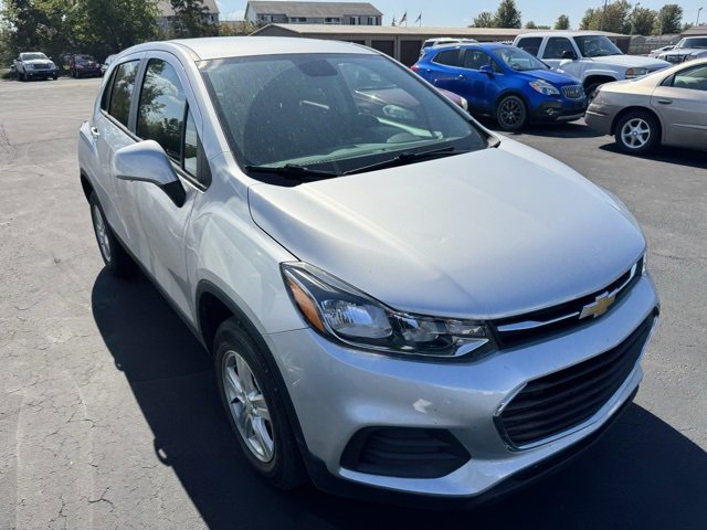 2022 Chevrolet Trax LS photo 2