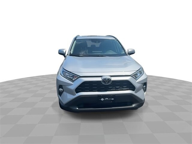 2020 Toyota RAV4 XLE Premium photo 3