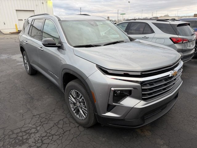 2025 Chevrolet Traverse photo 2