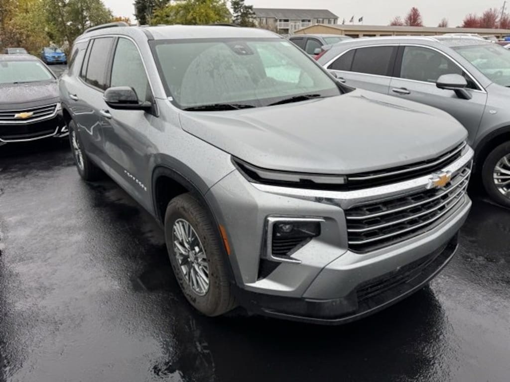 Used 2025 Chevrolet Traverse LT SUV