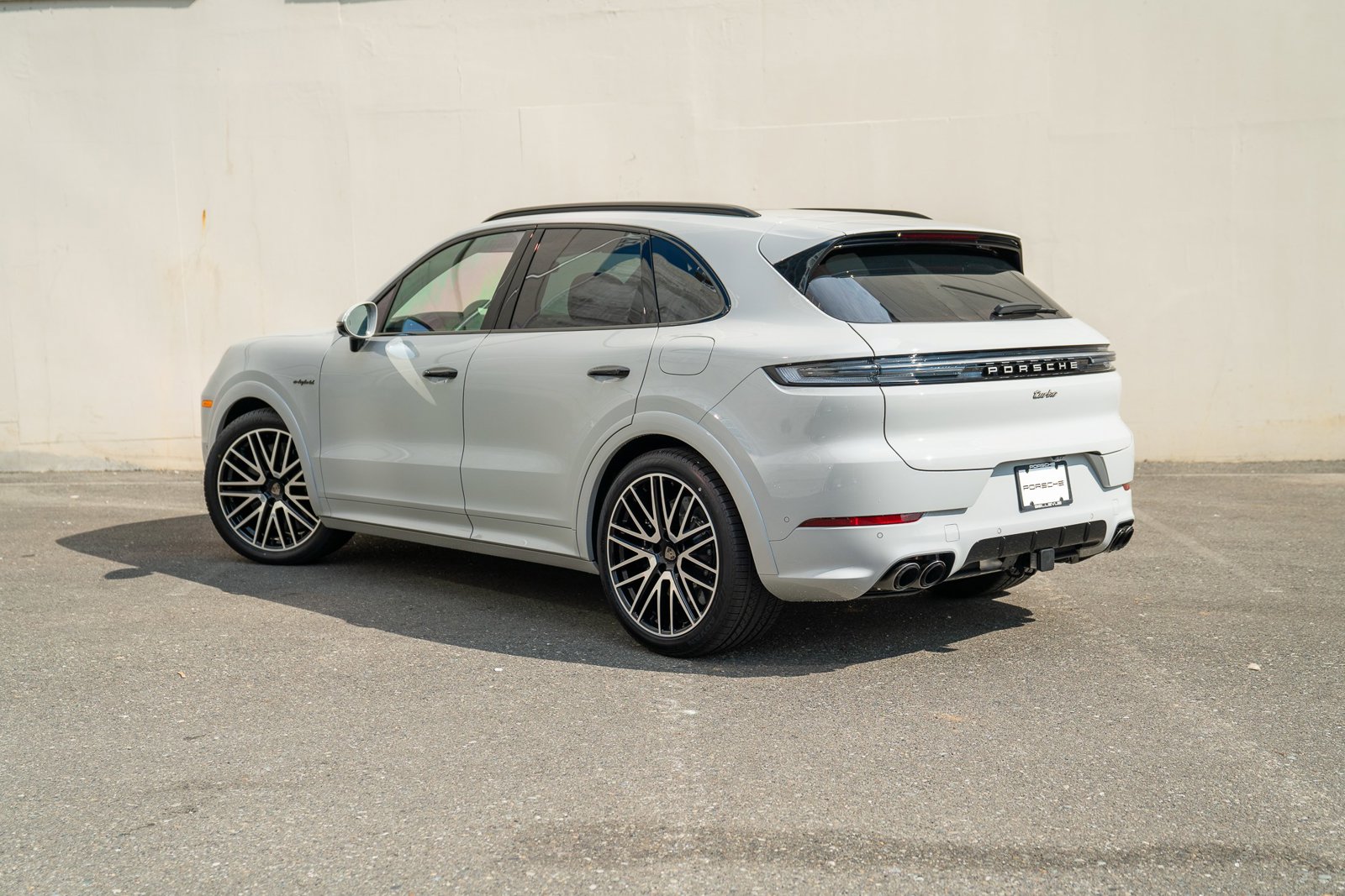 2025 Porsche Cayenne E-Hybrid Turbo photo 3