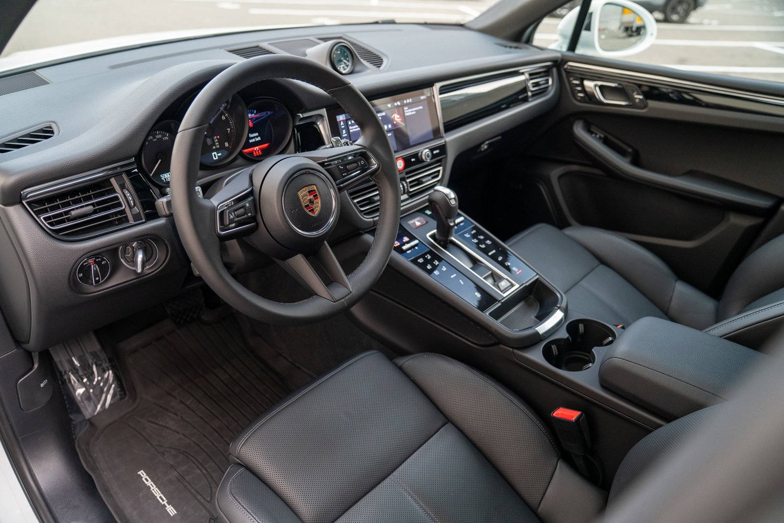 2025 Porsche Macan photo 4
