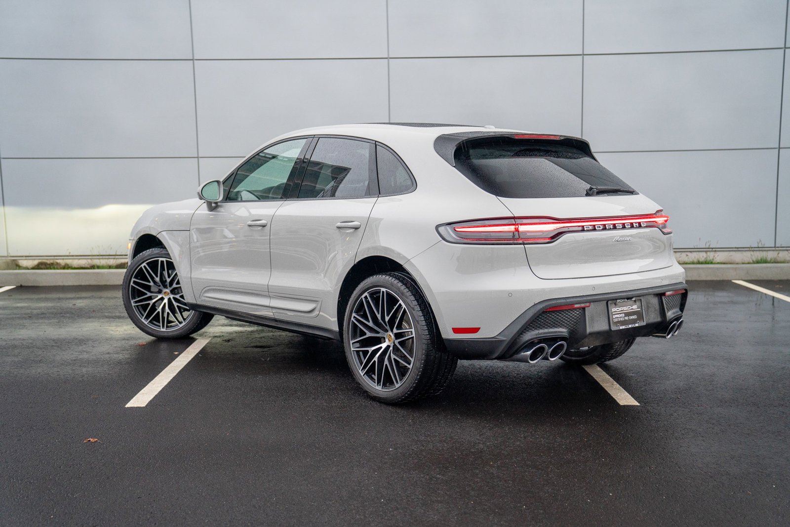 2025 Porsche Macan T photo 3
