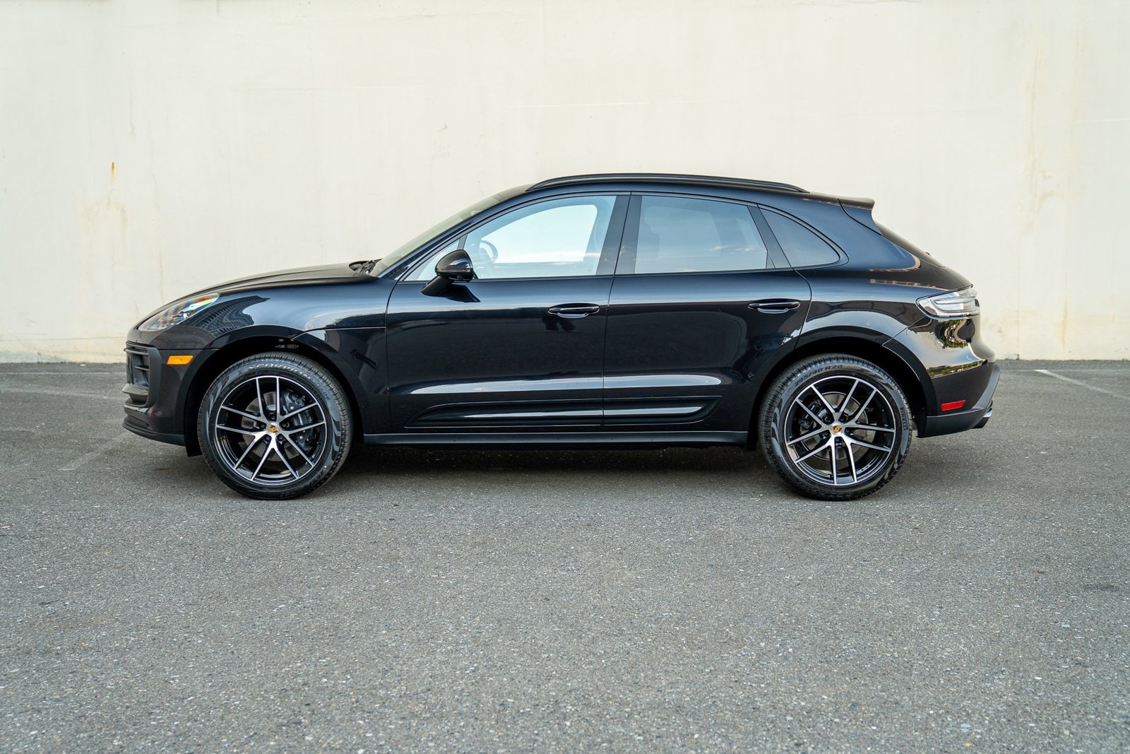 2025 Porsche Macan T photo 2