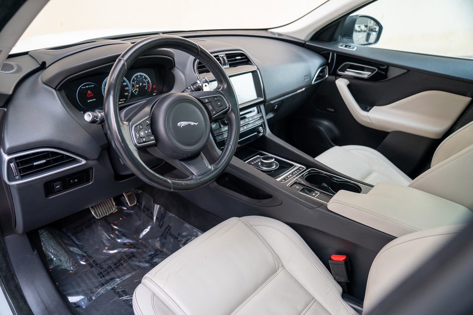 2017 Jaguar F-PACE Prestige photo 4