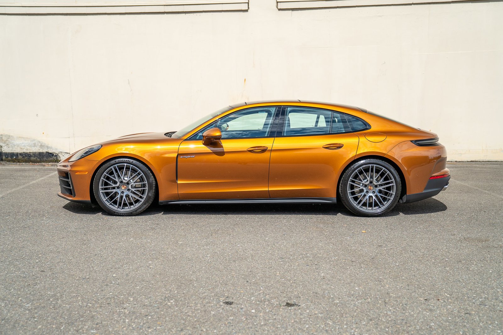 2025 Porsche Panamera E-Hybrid 4 photo 2