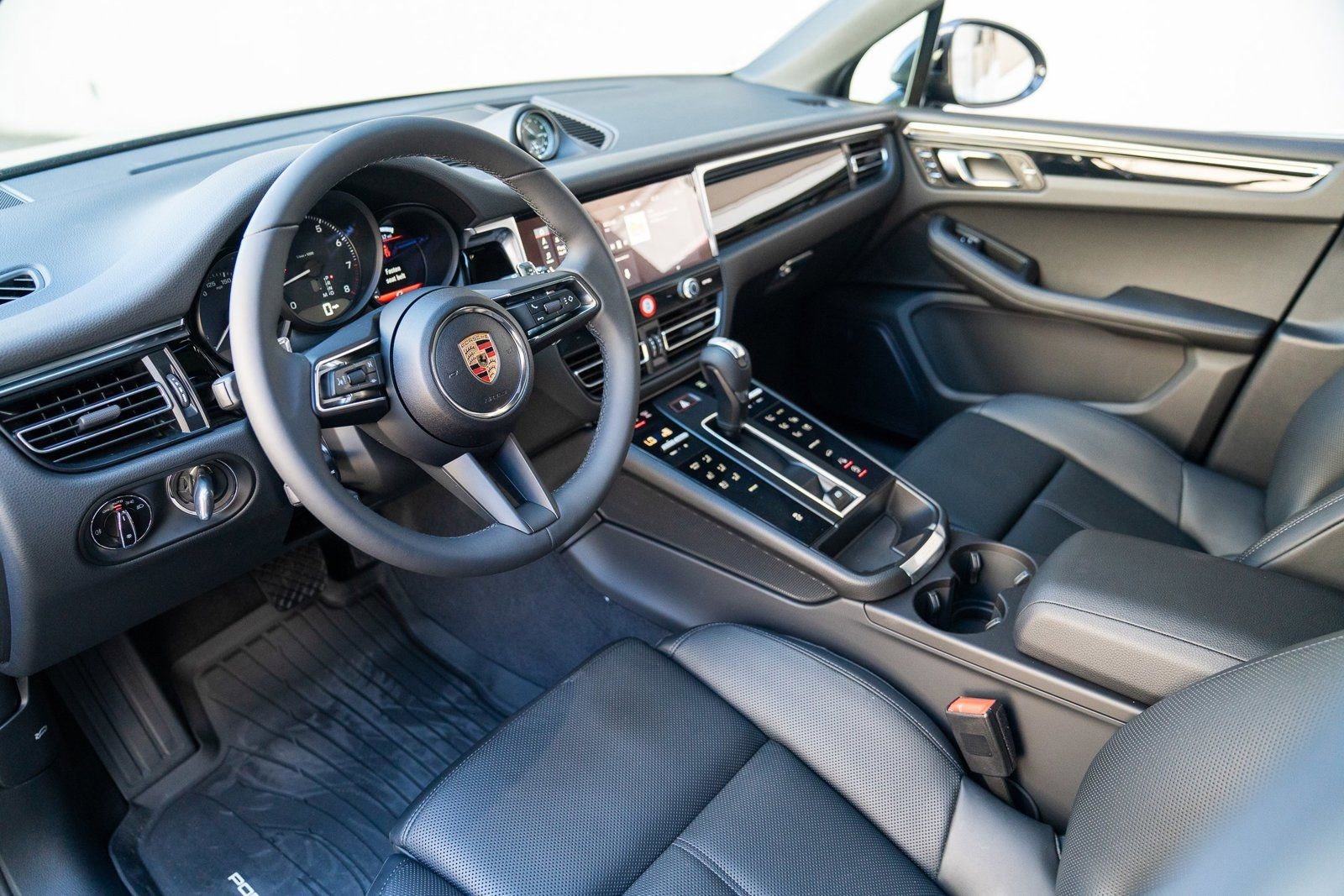 2025 Porsche Macan T photo 4