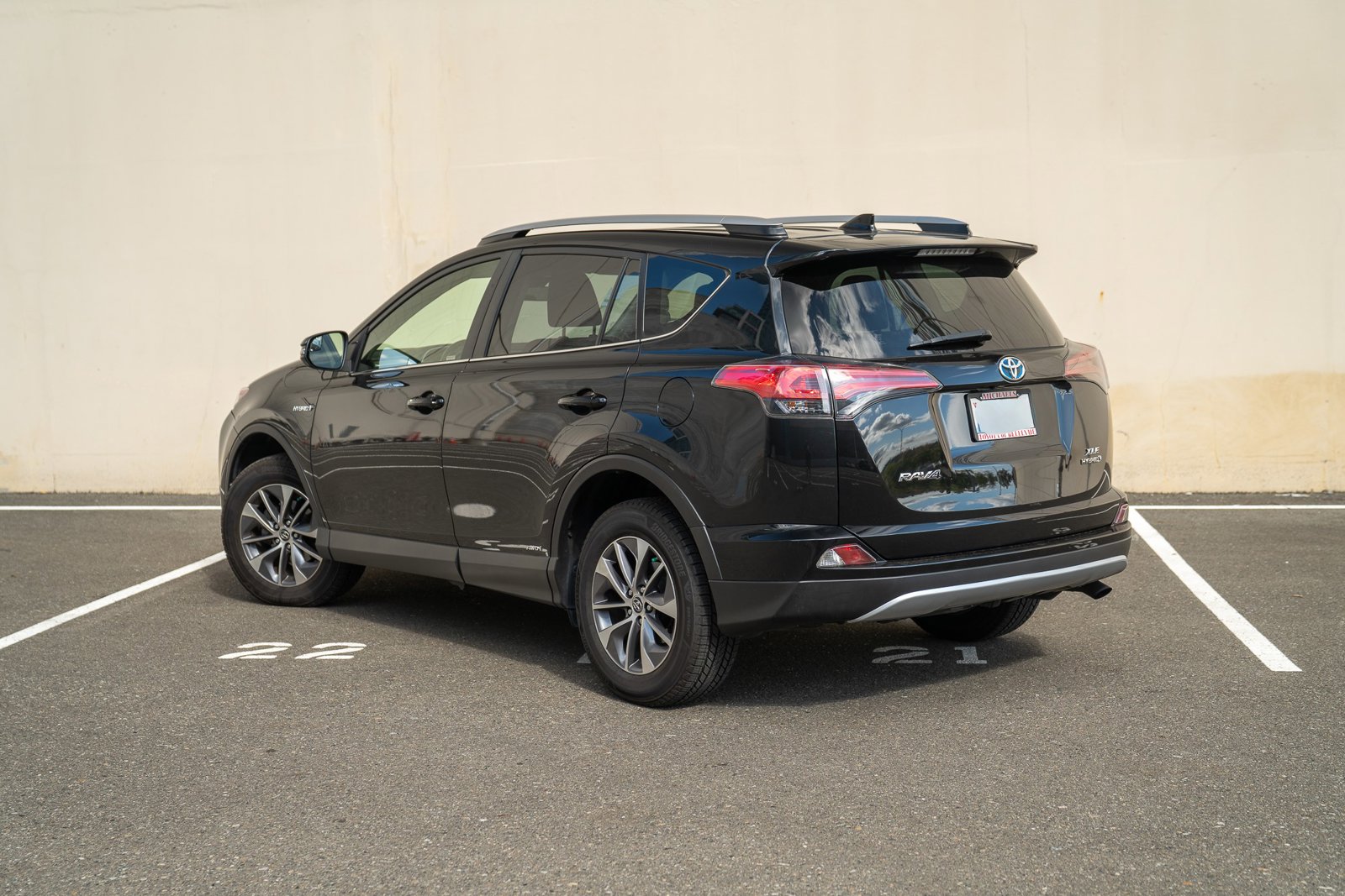 2018 Toyota RAV4 Hybrid XLE photo 3