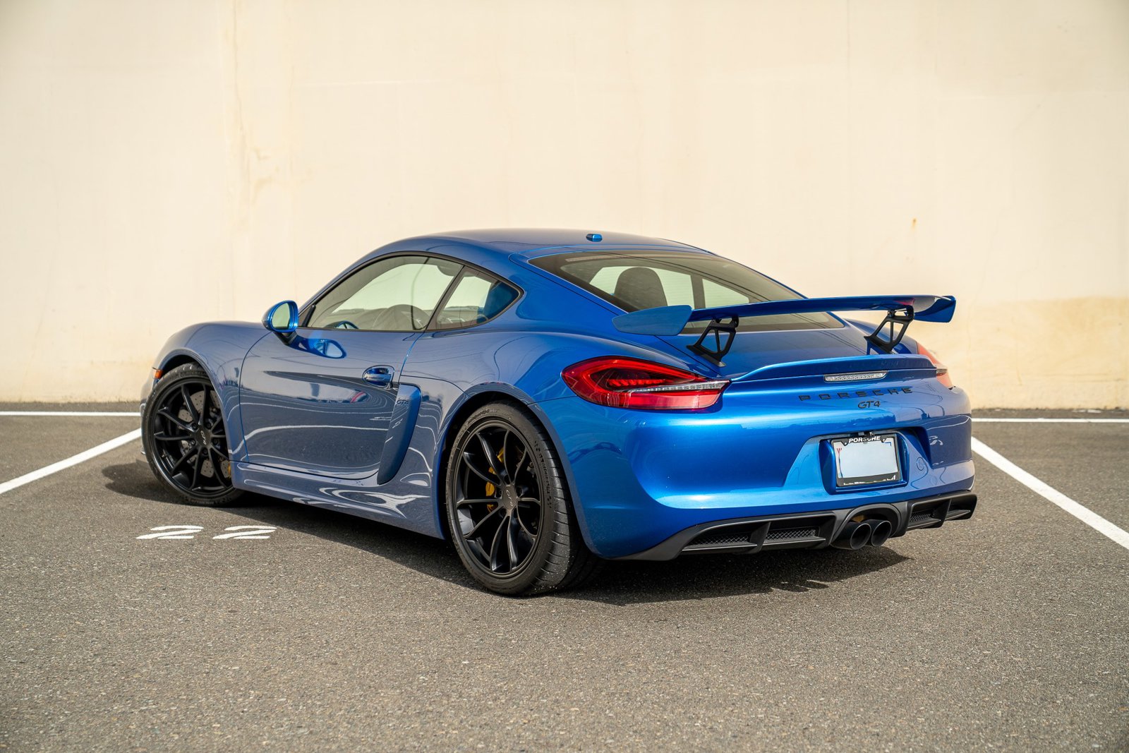 2016 Porsche Cayman GT4 photo 2