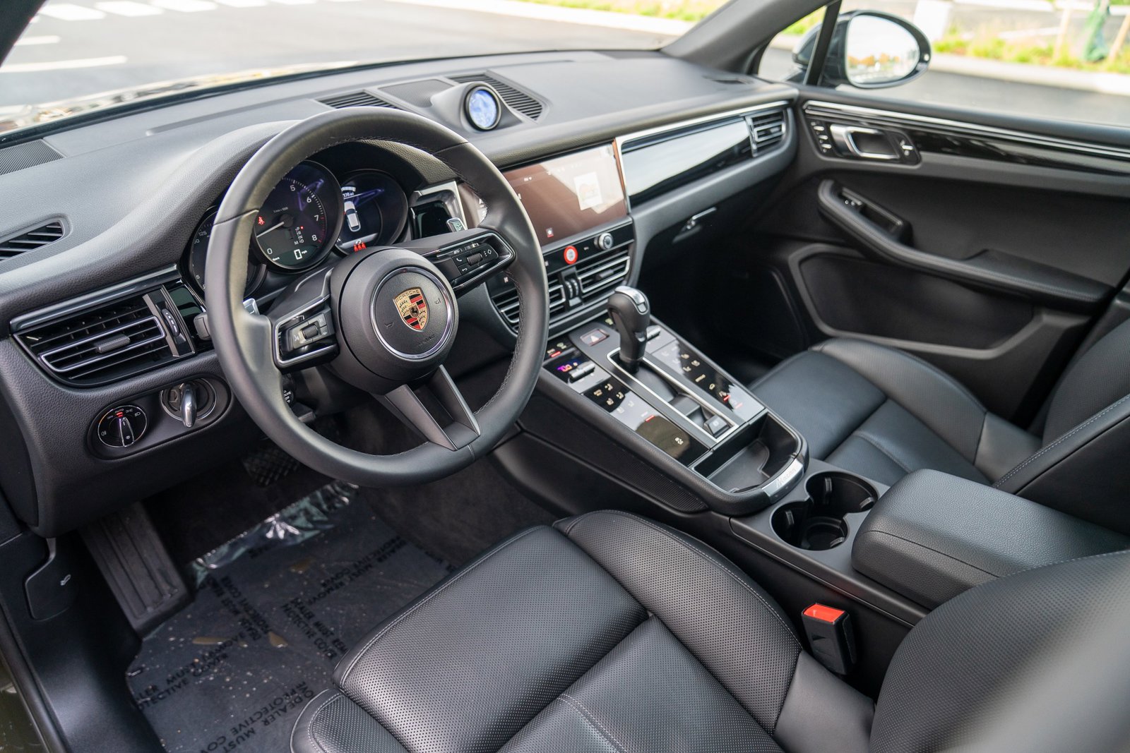 2025 Porsche Macan S photo 4