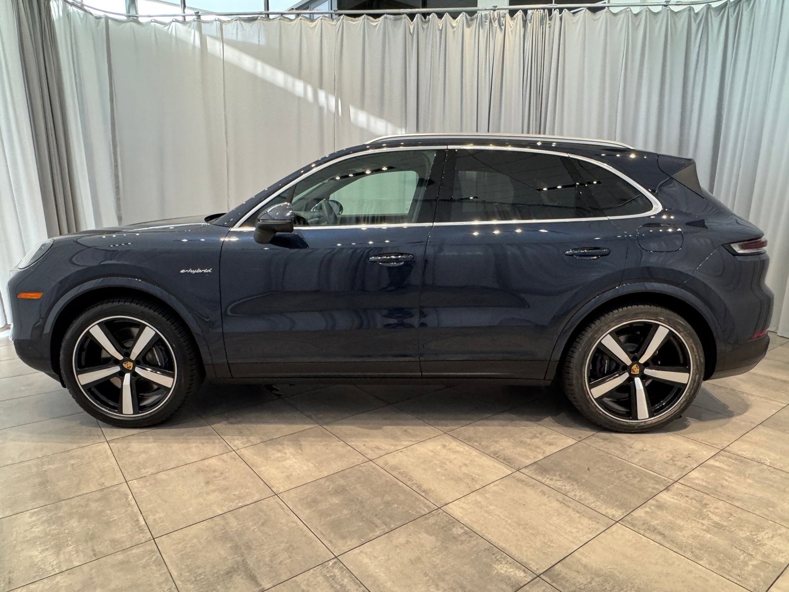 2024 Porsche Cayenne E-Hybrid photo 2