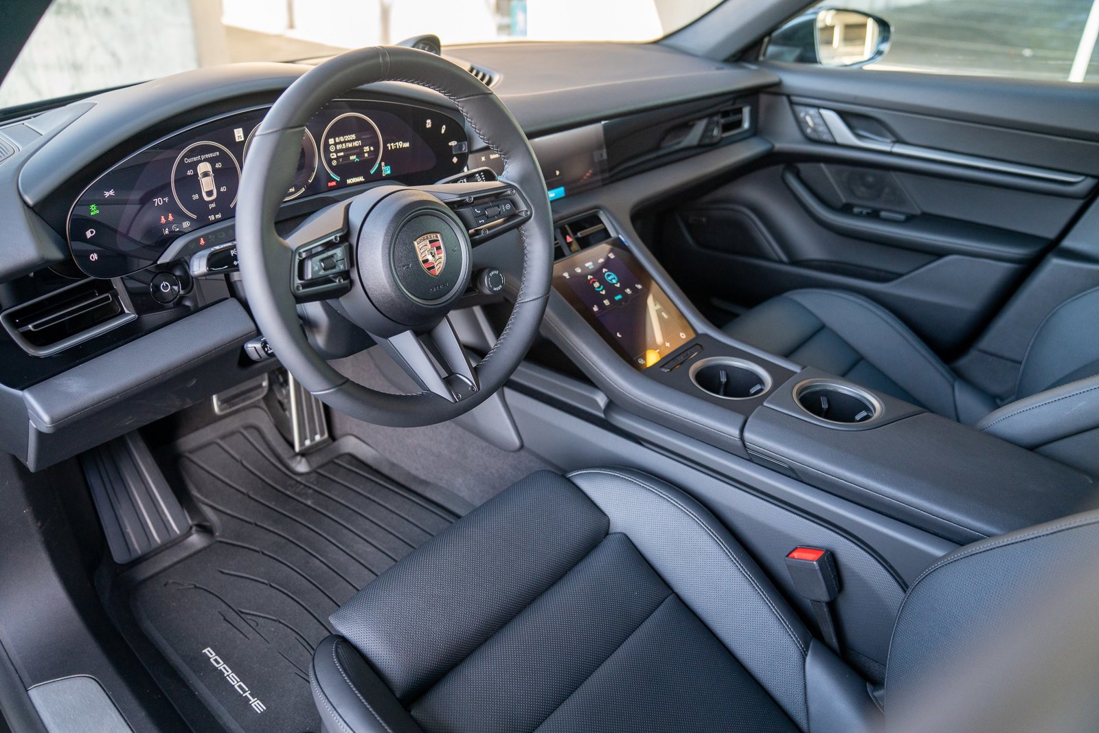 2025 Porsche Taycan 4 photo 4