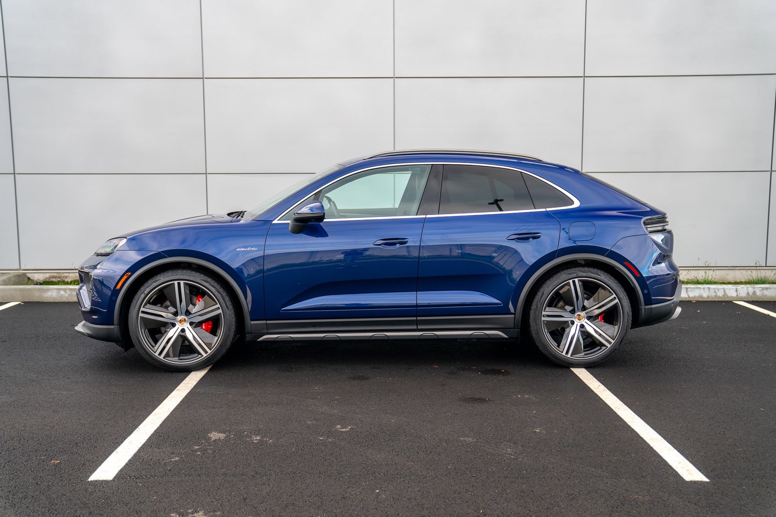 2025 Porsche Macan Electric photo 2