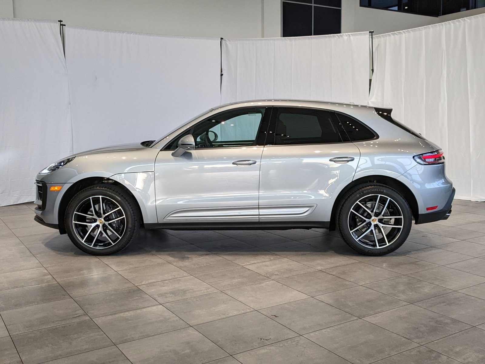 2025 Porsche Macan S photo 2
