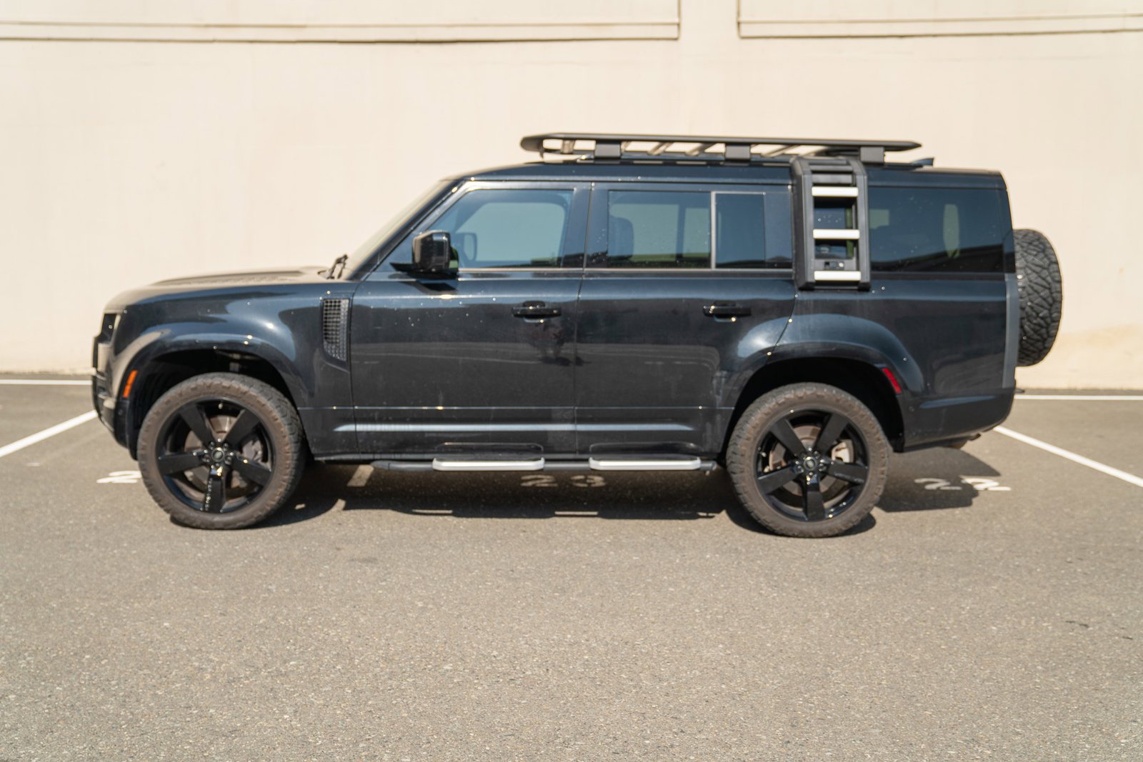 2023 Land Rover Defender 130 X-Dynamic SE photo 2