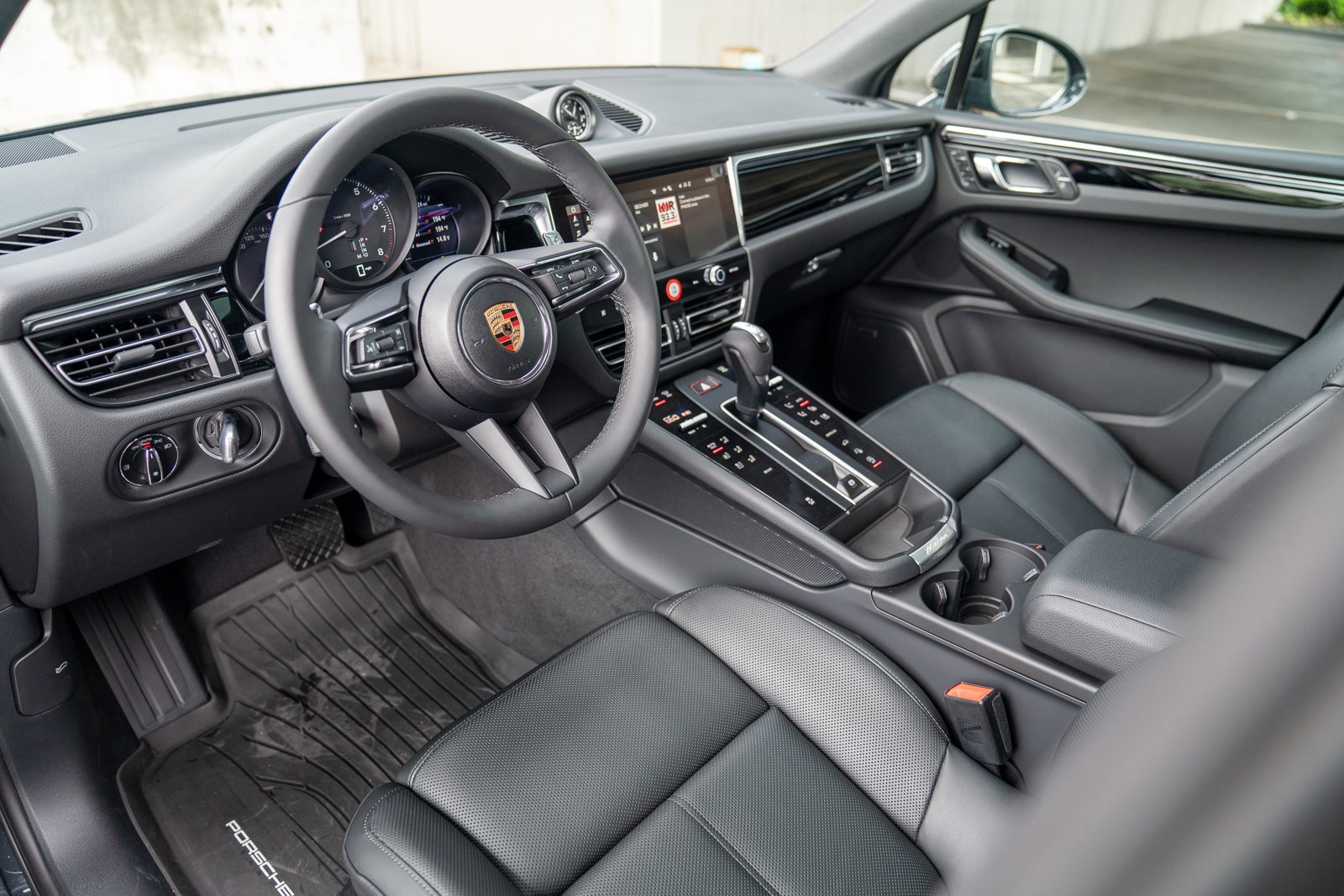 2025 Porsche Macan T photo 3